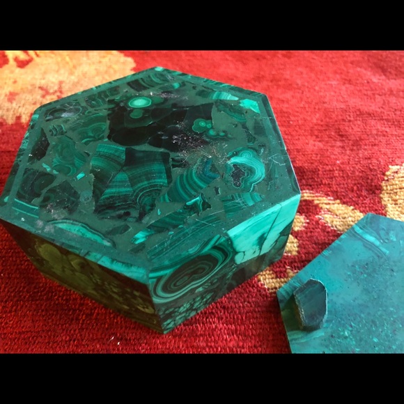 Vintage green butterfly malachite trinket box in pristine condition. - Picture 5 of 10